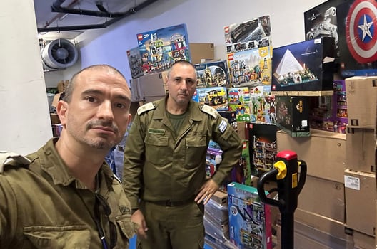אורון מנחה ומיכה בלכמן עובדי חברת אורקל, קצינים בתפקידים בכירים בשירות מילואים פעיל וחובבי לגו, שהקימו את המיזם, צילום: אורקל
